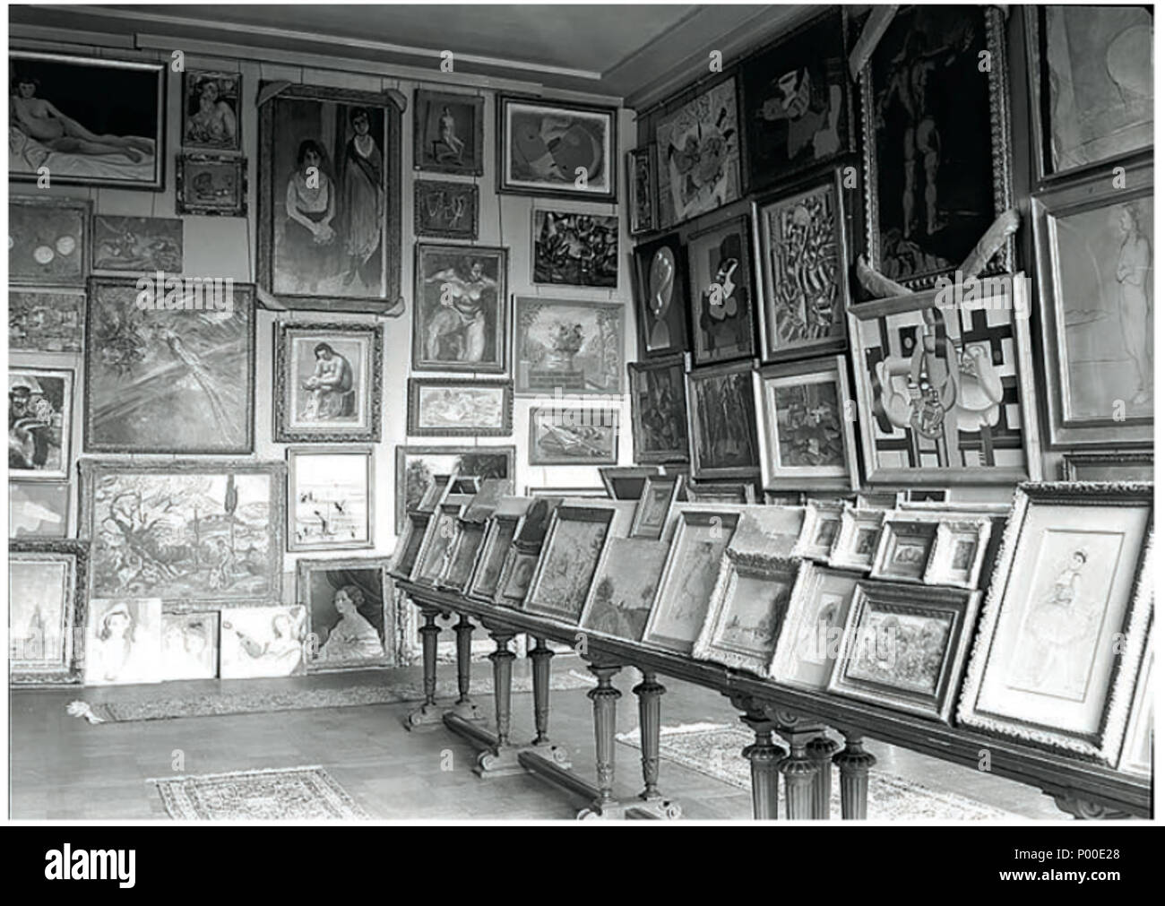 . Anglais : Photographie de la 'salle des martyrs', prises au Musée du Jeu de Paume à Paris (vers 1940) : nous pouvons voir de nombreux tableaux volés par les nazis groupes de travail de l'Einsatzstab Reichsleiter Rosenberg. 54 Jeu de Paume ERR 1940 Banque D'Images