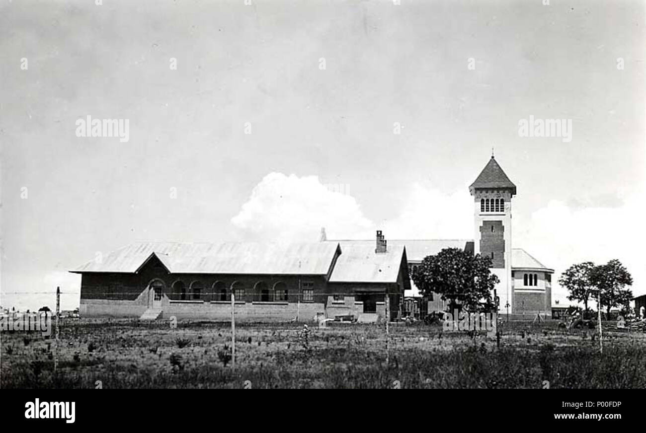 . Anglais : vue sur l'église les bâtiments, Jadotville (maintenant Likasi), Congo Belge (aujourd'hui, la République démocratique du Congo/KINSHASA). Photographie de l'original b/w postcard, photographe anonyme c1930. . 6 octobre 2005 (date d'origine). L'original anglais Humansdorpie a uploader sur Wikipedia 64 Likasi-congo-c1930 Banque D'Images