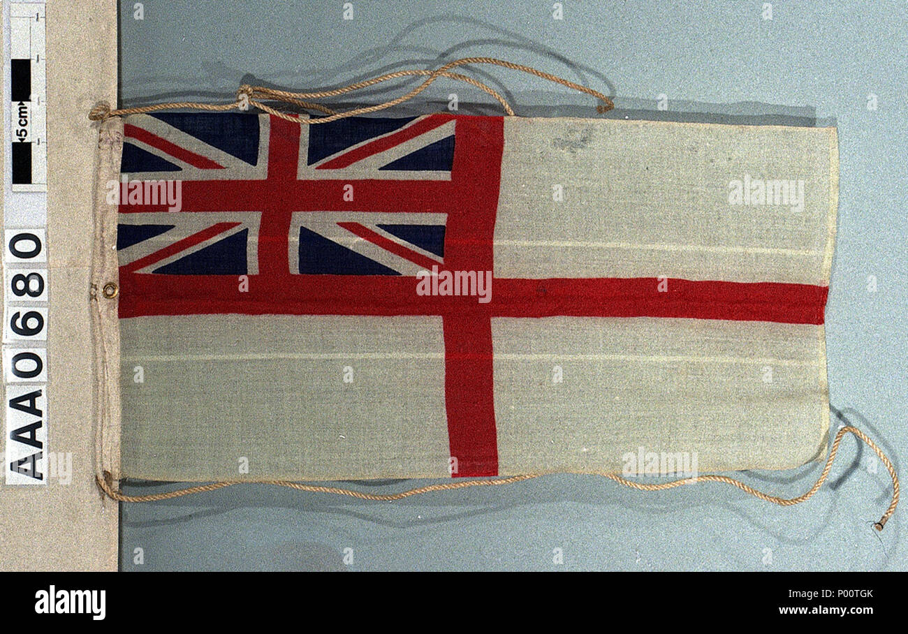 . Anglais : Un pavillon blanc de la marine britannique, l'étoile portée par HMS dragueur de mines de classe Bangor" hippigan «1941, avant et pendant le débarquement en Normandie de juin 1944. Elle a été chef de la 16e Flottille de dragueur. L'enseigne est faite de laine imprimé bunting, machine-ourlé. Il a une corde attachée et œillets dans le palan. . 1944. Inconnu 106 RMG Pavillon Blanc 2215 RP Banque D'Images
