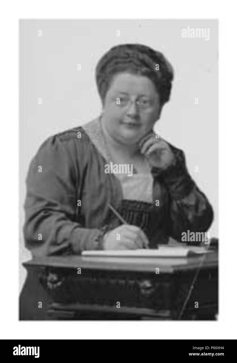 . Anglais : Portrait of young Rosa Manus (1881-1942/3) à son bureau, ca. 1910. Archives de l'IIAV, est revenu de Moscou en 2003. Uit IAV-archives, teruggekeerd uit Moskou en 2003. . Vers 1910. Photographe inconnu 90 RosaManus Banque D'Images