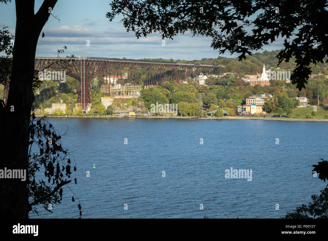 Vue sur le fleuve Hudson vers le Poughkeepsie Bridge, un pont de chemin de fer 1889 historique, qui fait maintenant partie d'une zone piétonne et piste cyclable. Banque D'Images