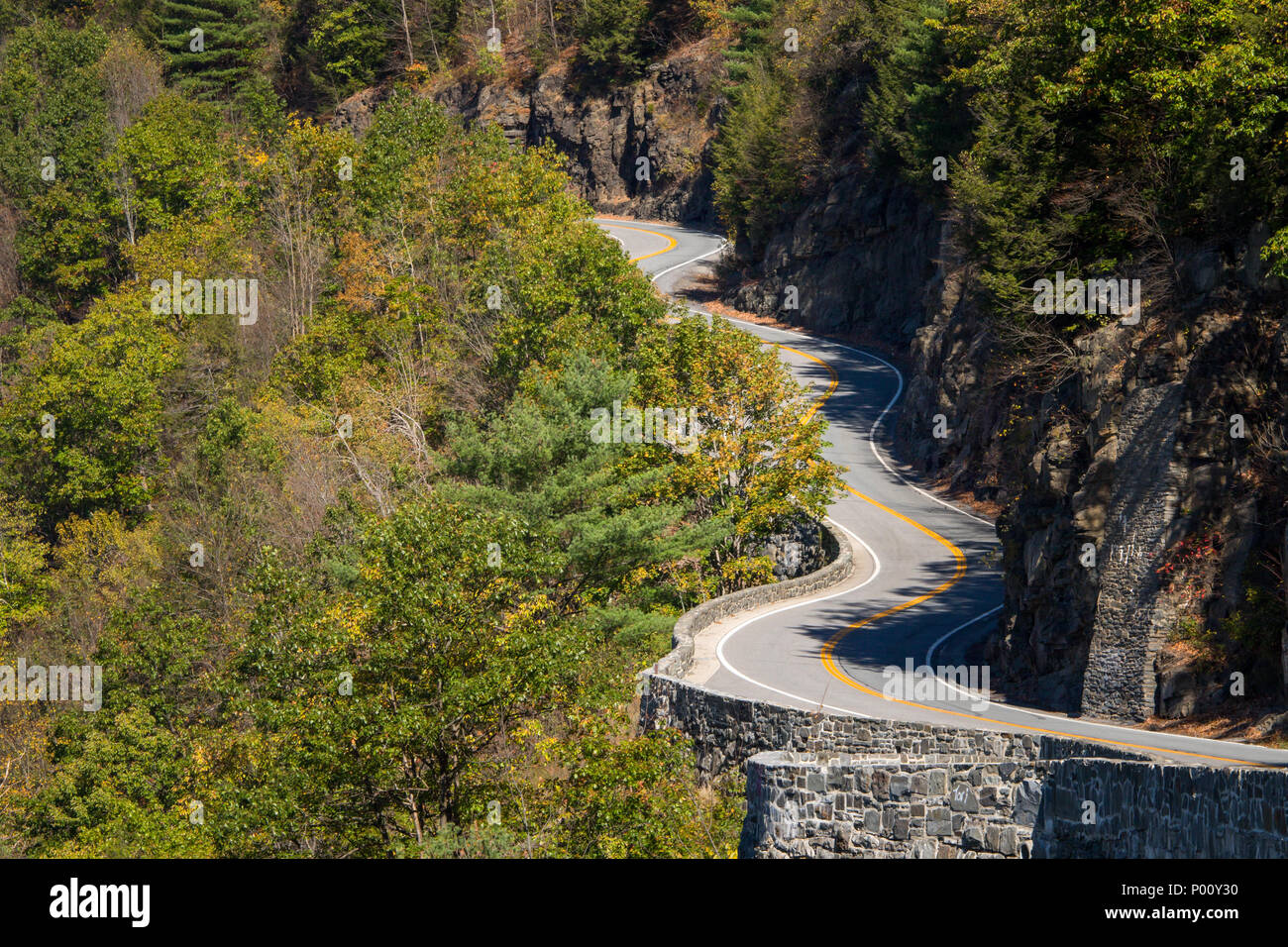 Un tronçon sinueux de l'autoroute dans la zone appelée Hawk's Nest près de Port Jervis, Deerpark et Sparrow Bush dans le comté d'Orange, New York, États-Unis Banque D'Images