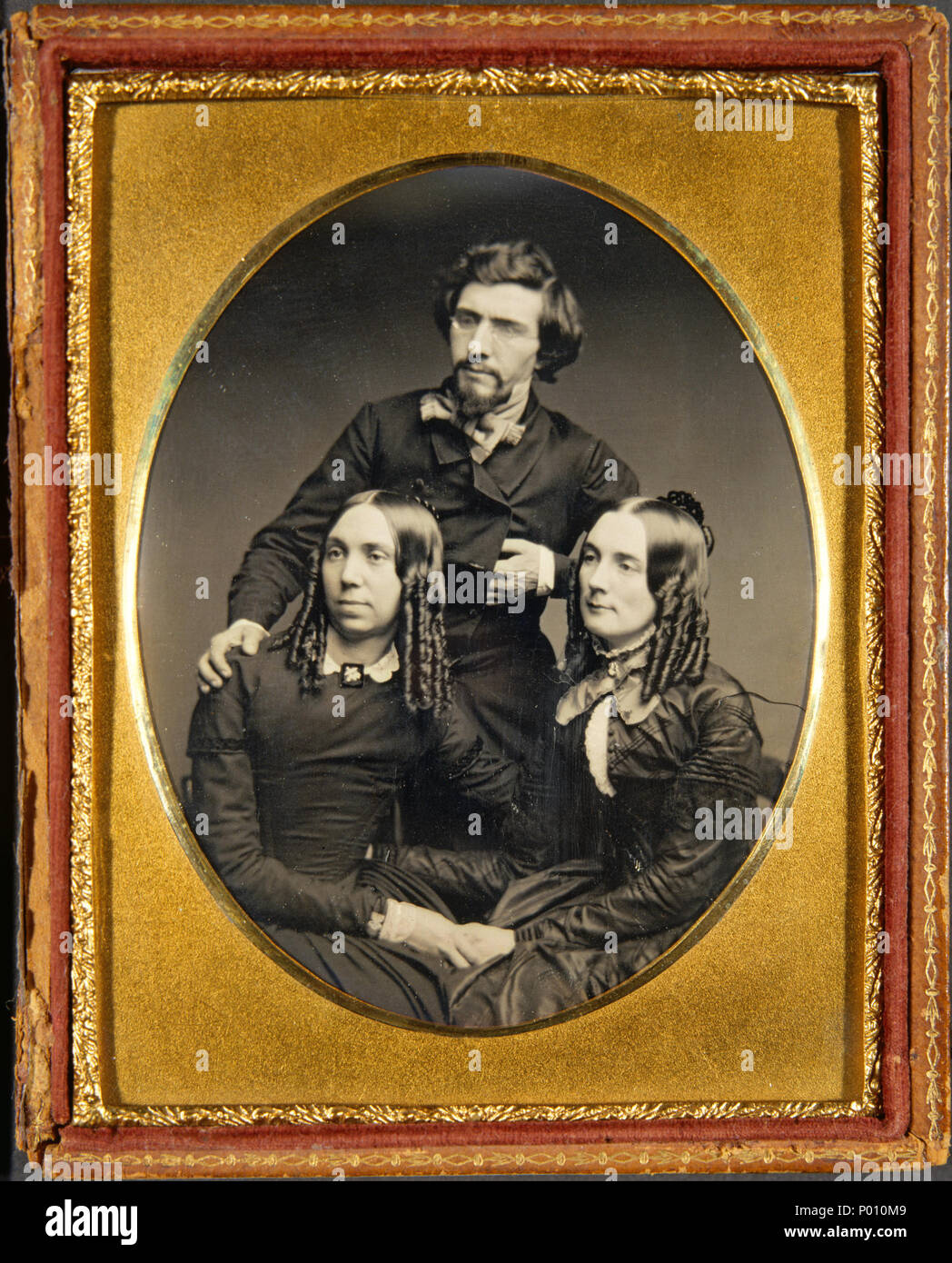 . Les femmes ont le classique fin des années 1840 et depuis longtemps côté épais-boucles, qui n'ont aucun lien avec le reste de leur coupe de cheveux (voir 1840 à la mode). . Mathew Brady, Juliet Brady et Mme Haggerty . circa 1851 101 Artiste non identifié - Mathew Brady, Juliet Brady et Mme Haggerty - Google Art Project Banque D'Images