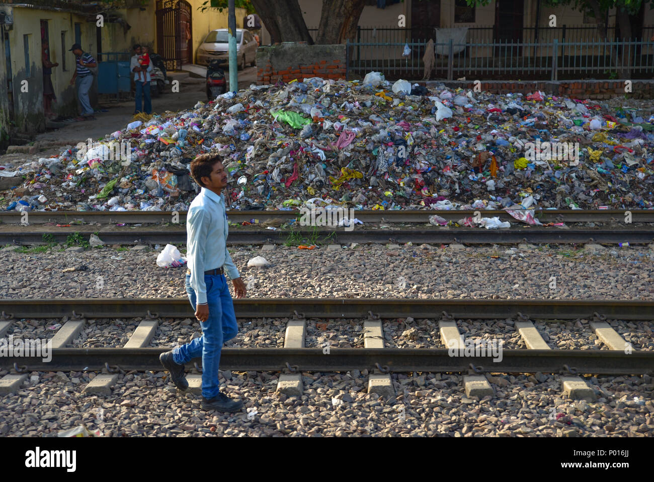Les indiens sur le chemin de fer avec des ordures ménagères dans la région de New Delhi, capitale de l'Inde Banque D'Images