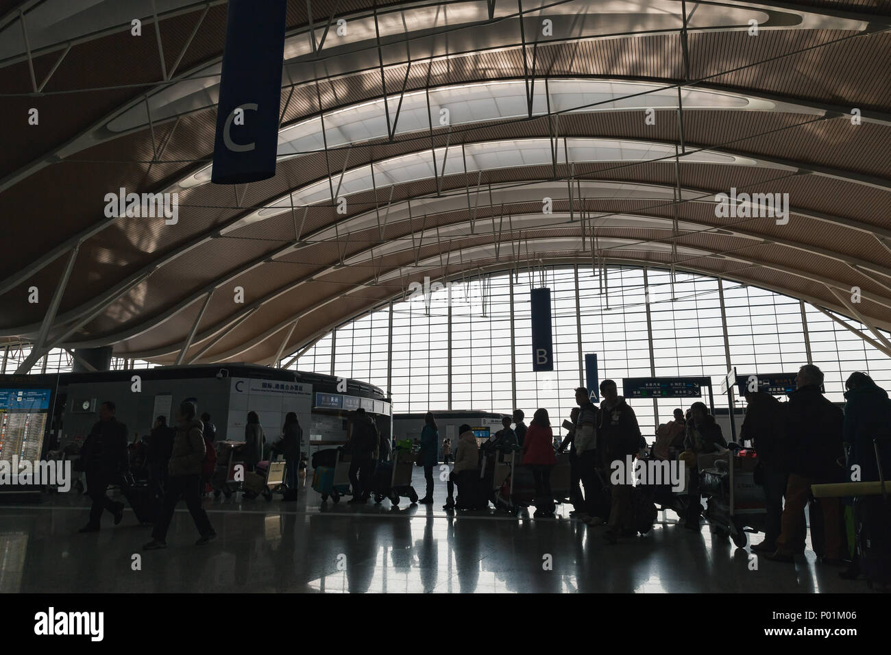 Shanghai, Chine - le 6 décembre 2014 : Les passagers sont en attente pour l'embarquement dans le hall d'attente de l'Aéroport International de Shanghai Pudong. Dos foncé li Banque D'Images