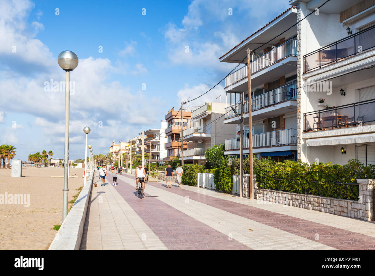 Calafell, Espagne - 18 août 2014 : Les gens de marcher sur la rue principale de la ville côtière de Calafell en journée ensoleillée. La région de Tarragone, Catalogne, Espagne Banque D'Images