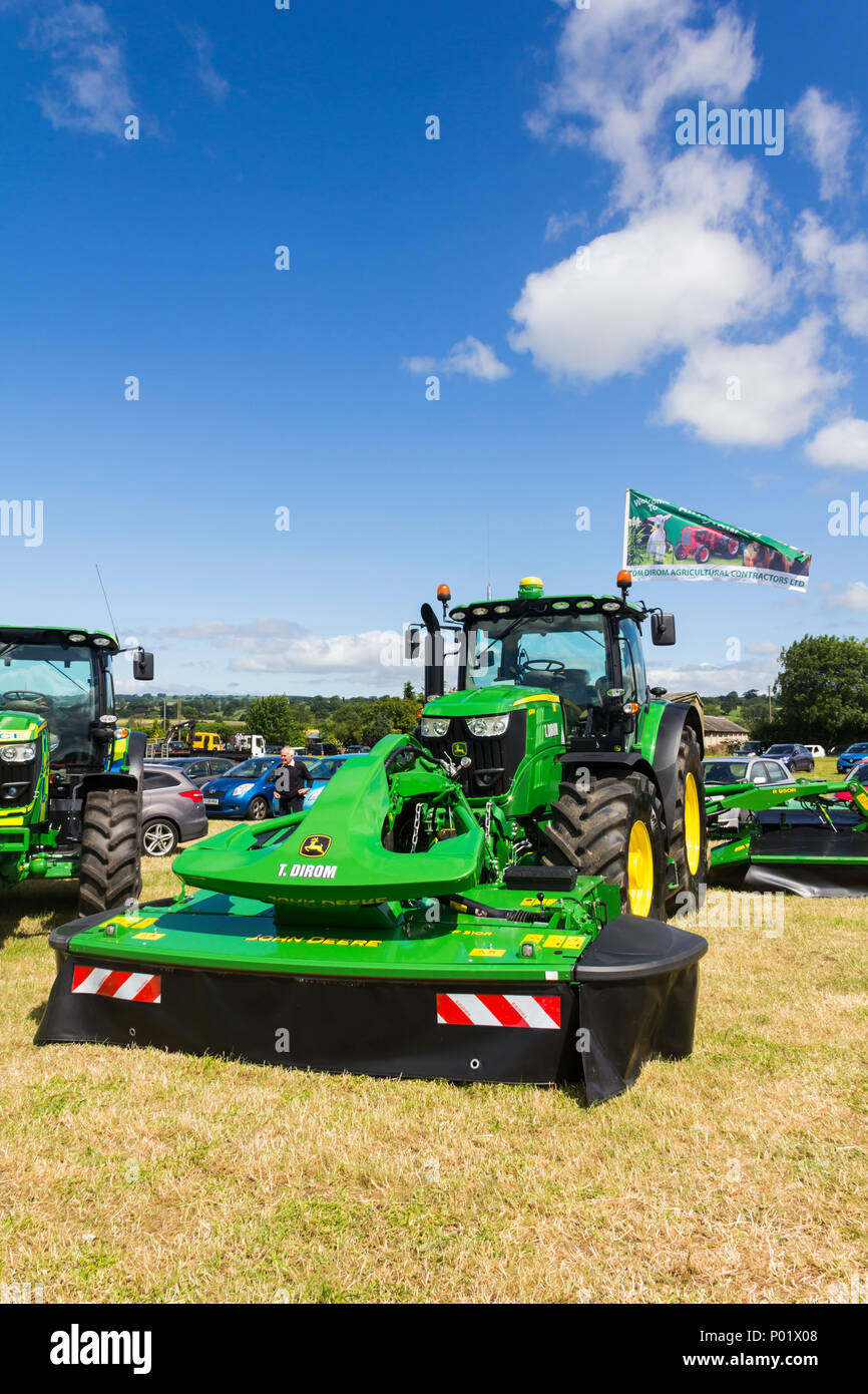 Tracteur John Deere avec l'avant d'un F310R faucheuse-conditionneuse pièce jointe sur le tom Dirom entrepreneur agricole Le commerce décroche à Arthington show. Banque D'Images