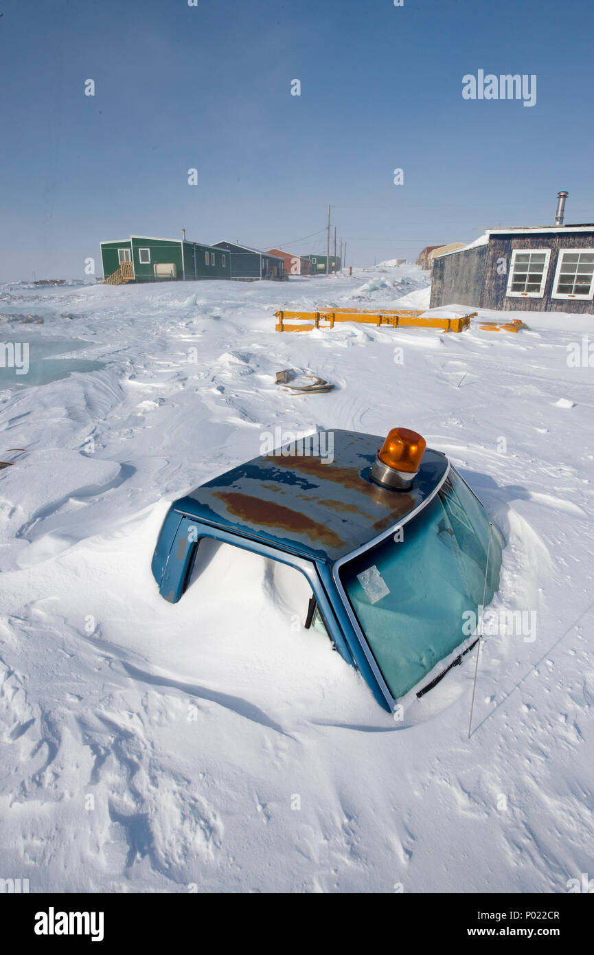 Eingeschneite Fahrzeuge bei Iqaluit Nunavut im und Territorium, Kanada | voitures couvertes de neige à Iqaluitat teritorry, Nunavut, Canada Banque D'Images