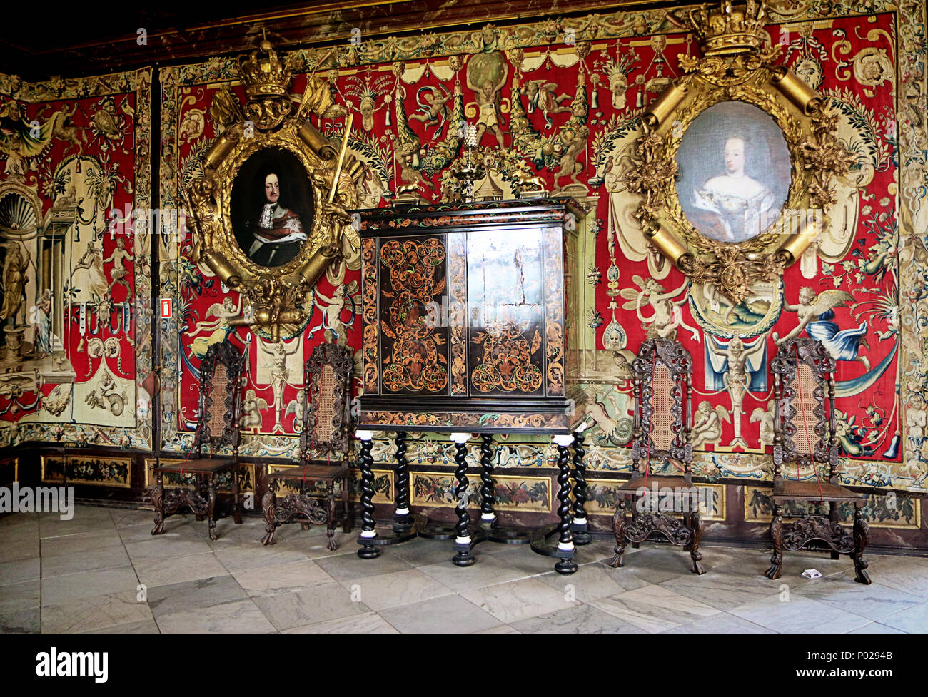 Copenhague, Danemark - 17 mai 2018, le roi Christian V's Hall au château de Rosenborg à Copenhague avec les portraits du roi Christian V et Reine Char Banque D'Images