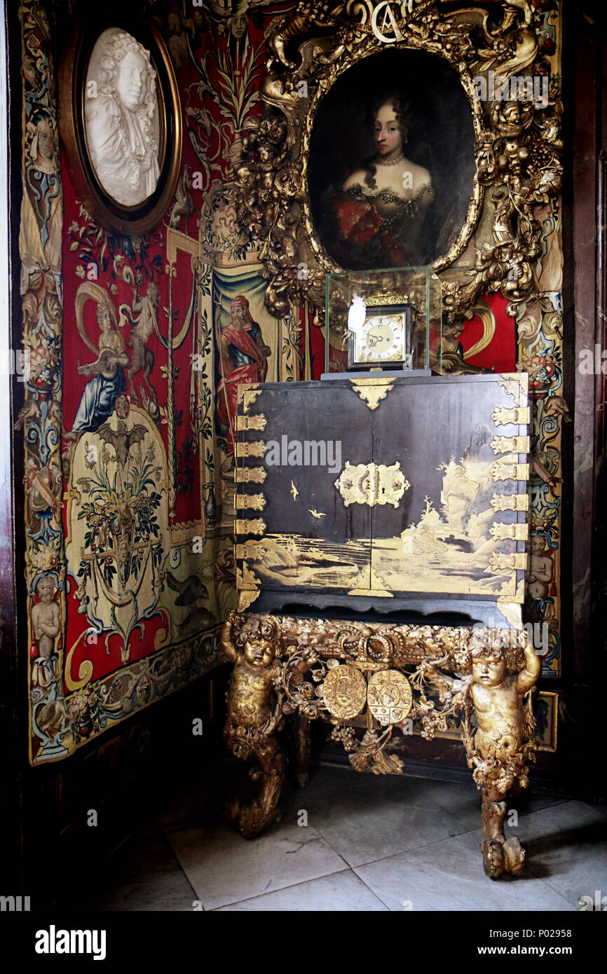 Copenhague, Danemark - mai 17, 2018 Détail du roi Christian V's Hall au château de Rosenborg à Copenhague avec un buffet laqué doré sur Japonais Banque D'Images