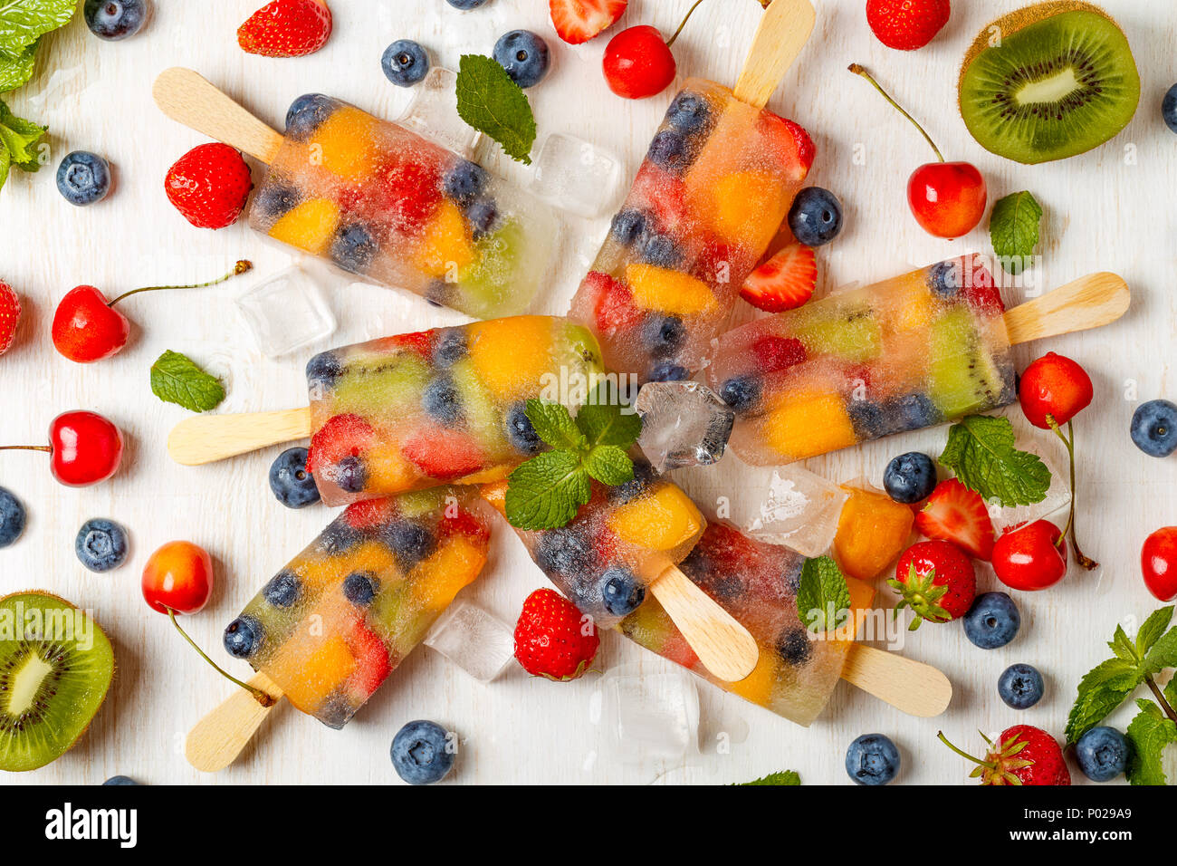Des sucettes glacées aux fruits rouges et fruits, vue d'en haut. Banque D'Images