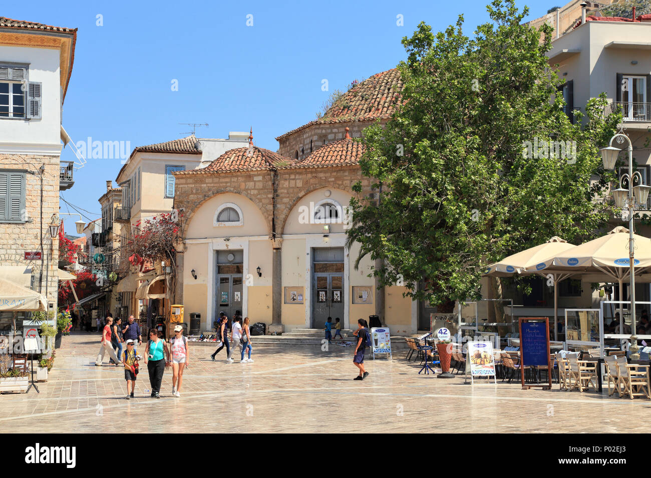 Nauplie, la Place Syntagma avec le théâtre Trianon, une ancienne mosquée ottomane Banque D'Images