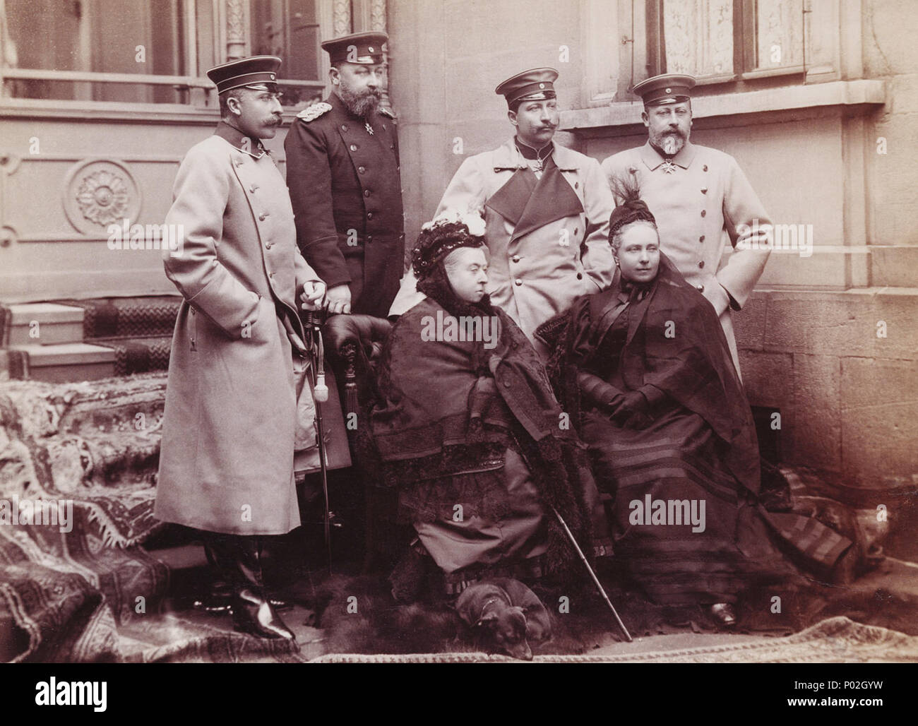 . Anglais : le Parti Royal à Coburg, Avril 1894 Photo de groupe montrant de gauche à droite, debout : Arthur, duc de Connaught ; Alfred, duc de Saxe-Cobourg-Gotha, l'empereur Guillaume II d'Allemagne ; Edward VII, le Prince de Galles. Assis : la reine Victoria, Victoria, Empress Frederick de l'Allemagne. Teckel se trouve au pieds du Queen Victoria. . 21 avril 1894. E 90 Uhlenhuth Parti Royal à Coburg Banque D'Images