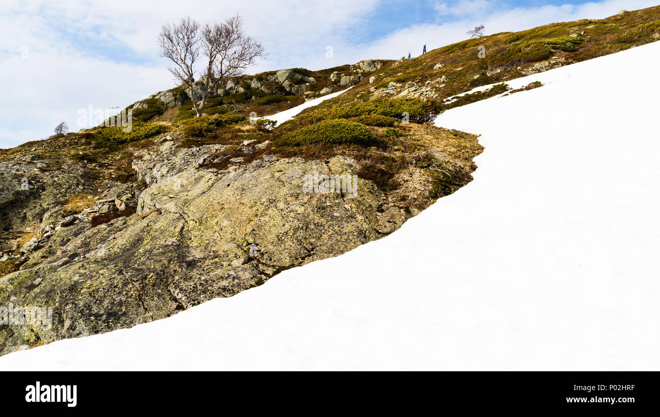 Kjelavatn, Telemark, Norvège - 20 mai 2018 : Documentaire de voyage de la vie quotidienne et le lieu. Deux personnes en randonnée dans les paysages de montagne sous le soleil Banque D'Images