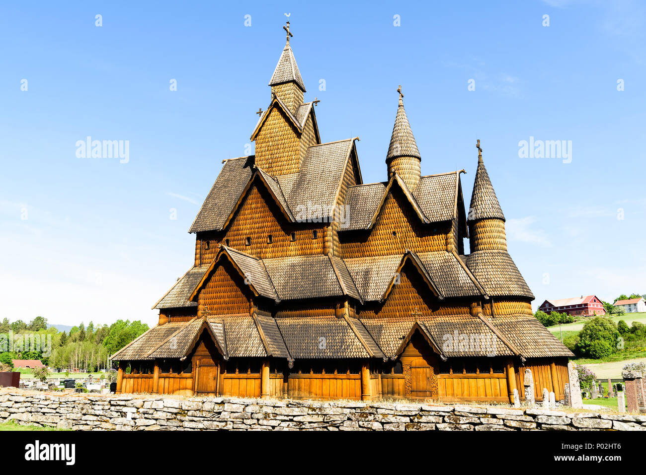 Le 13e siècle Heddal stave church sur une journée ensoleillée. C'est la plus grande église de Norvège. Banque D'Images