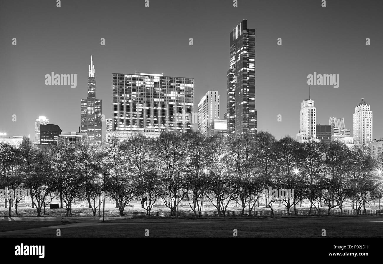 Photo noir et blanc de Chicago skyline at night, USA. Banque D'Images