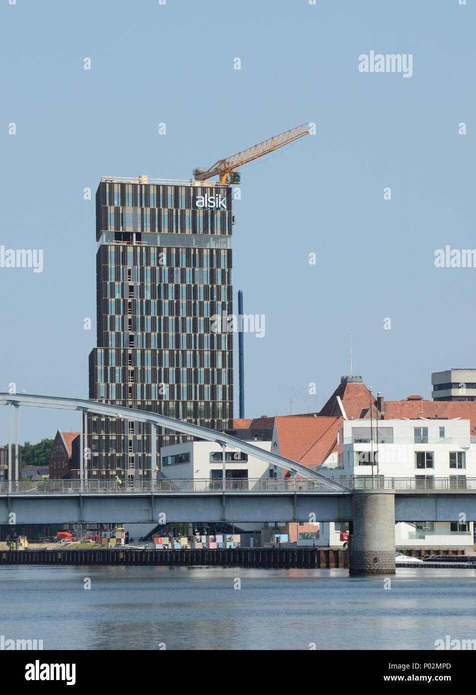 Le nouvel hôtel Alsik domine le paysage à Sønderborg dans le sud du Danemark, la grue ayant completet sa tâche a été retiré le lendemain... Banque D'Images