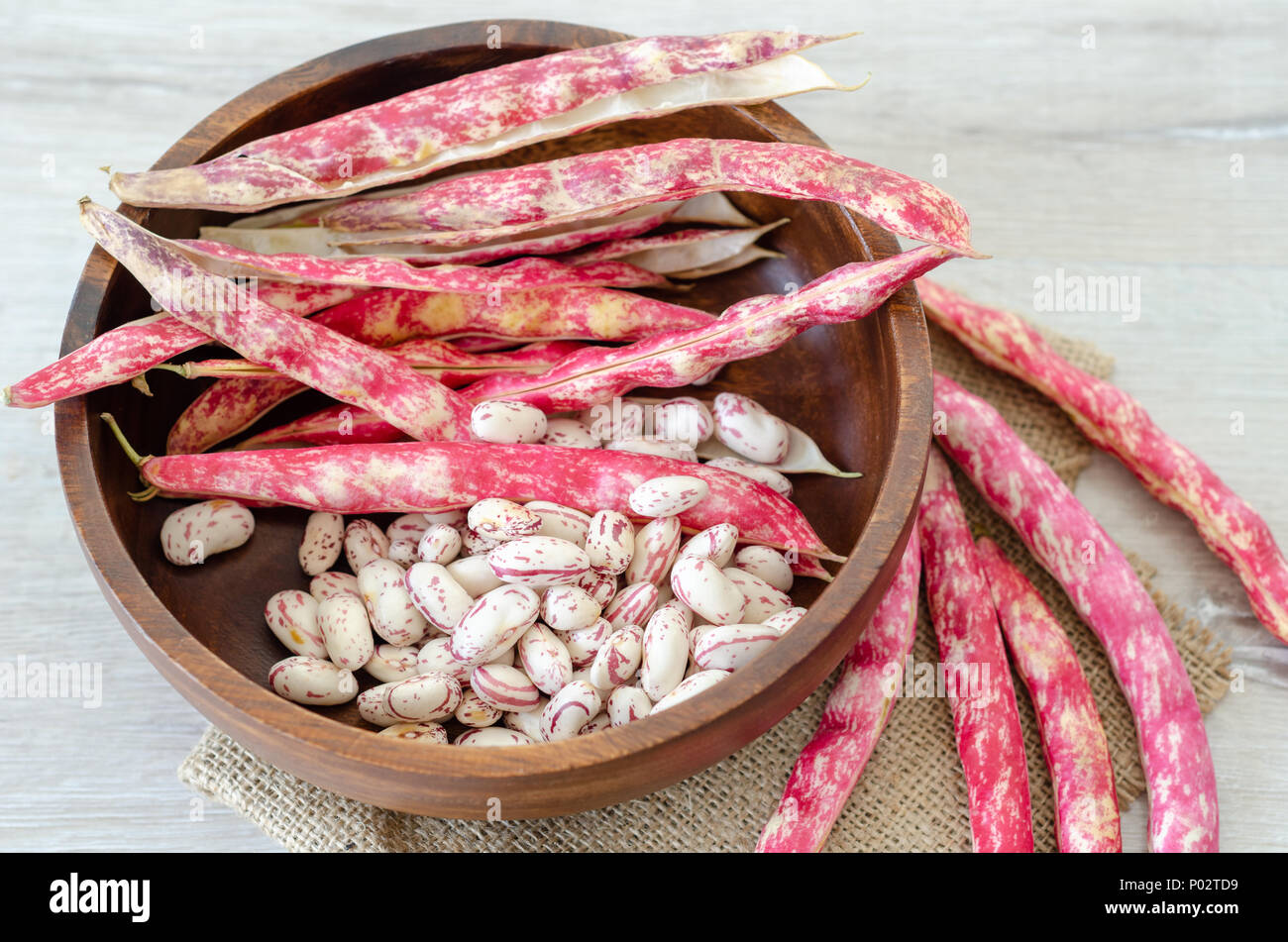 Des haricots rouges dans un bol en bois, close-up, Banque D'Images