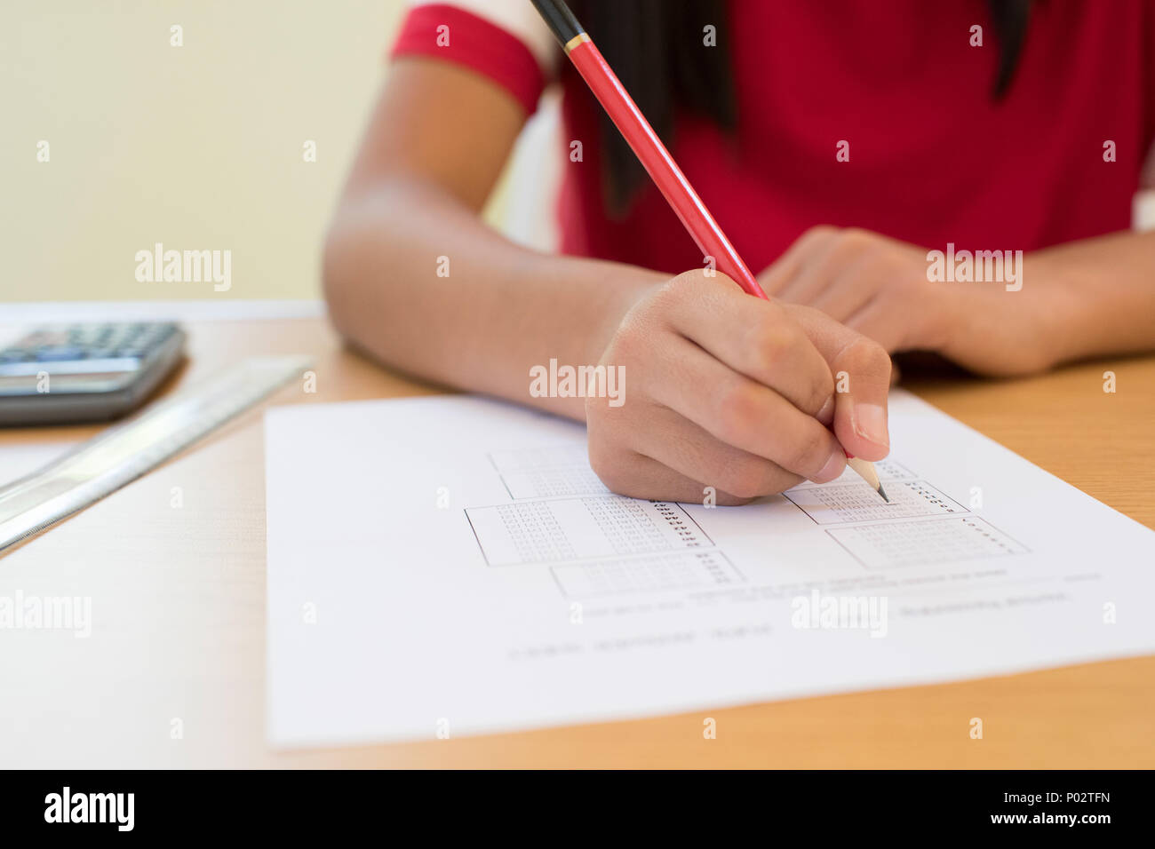 Close Up of Female élève prenant plusieurs choix d'examen Banque D'Images