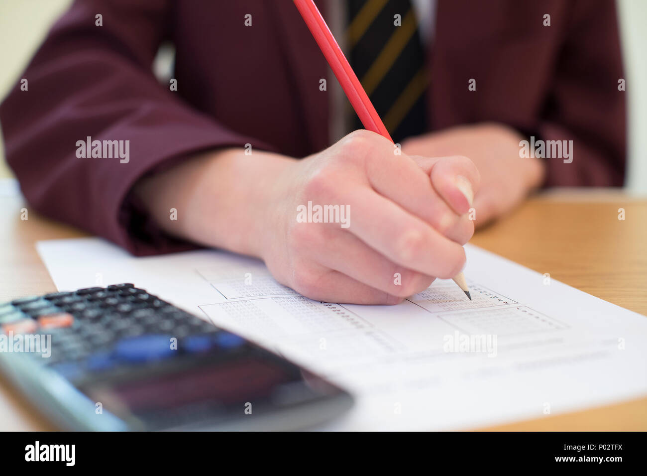 Close Up de femmes en uniforme élève prenant plusieurs choix d'examen Banque D'Images