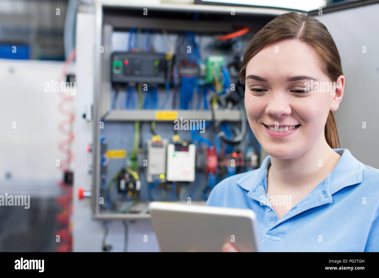 Femme Ingénieur dans l'usine avec tablette numérique Banque D'Images
