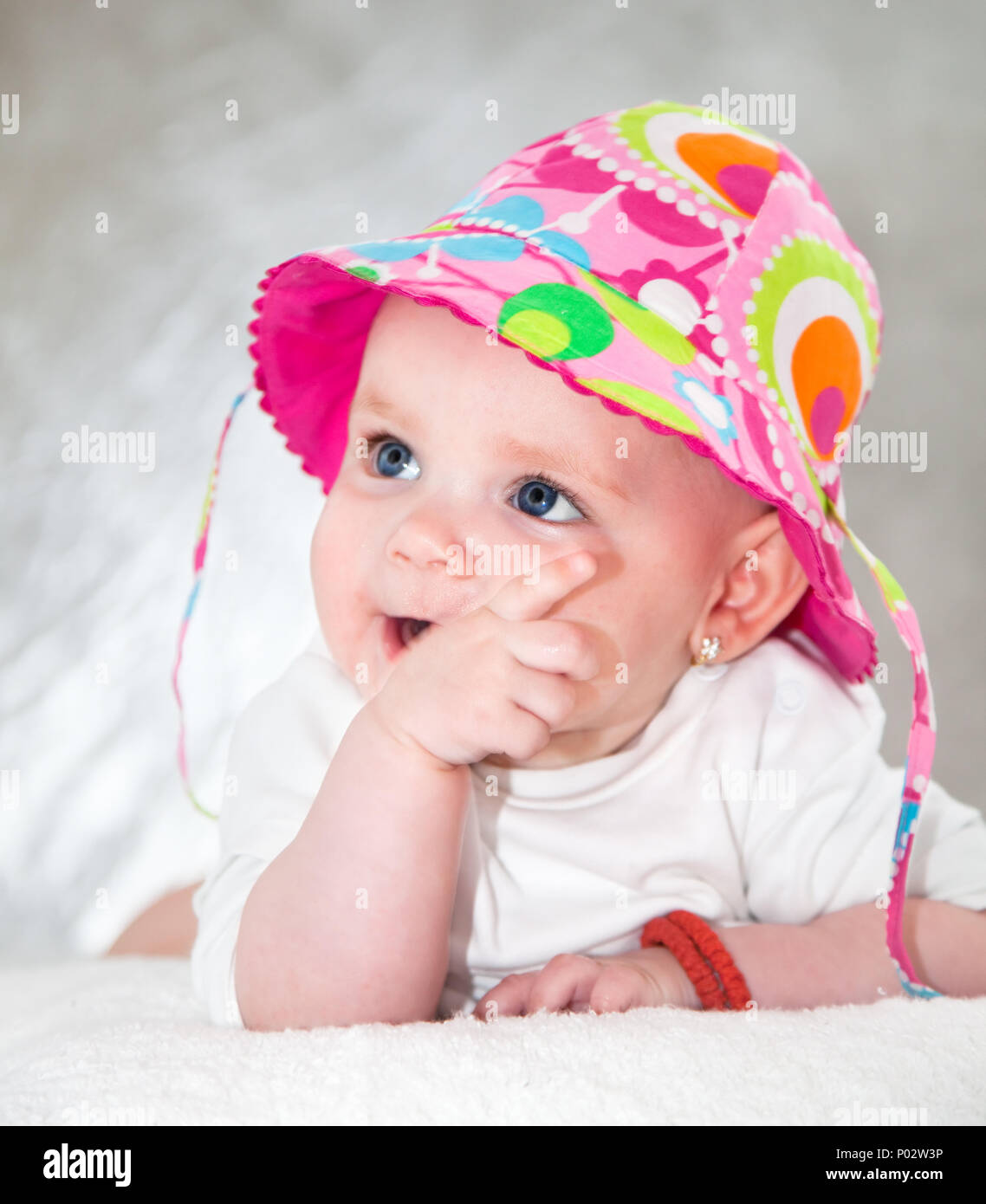 4 Mois Bebe Fille Avec Des Yeux Bleus Et Hat Photo Stock Alamy 4 Mois Bebe Fille Avec Des Yeux Bleus Et Hat Photo Stock Alamy