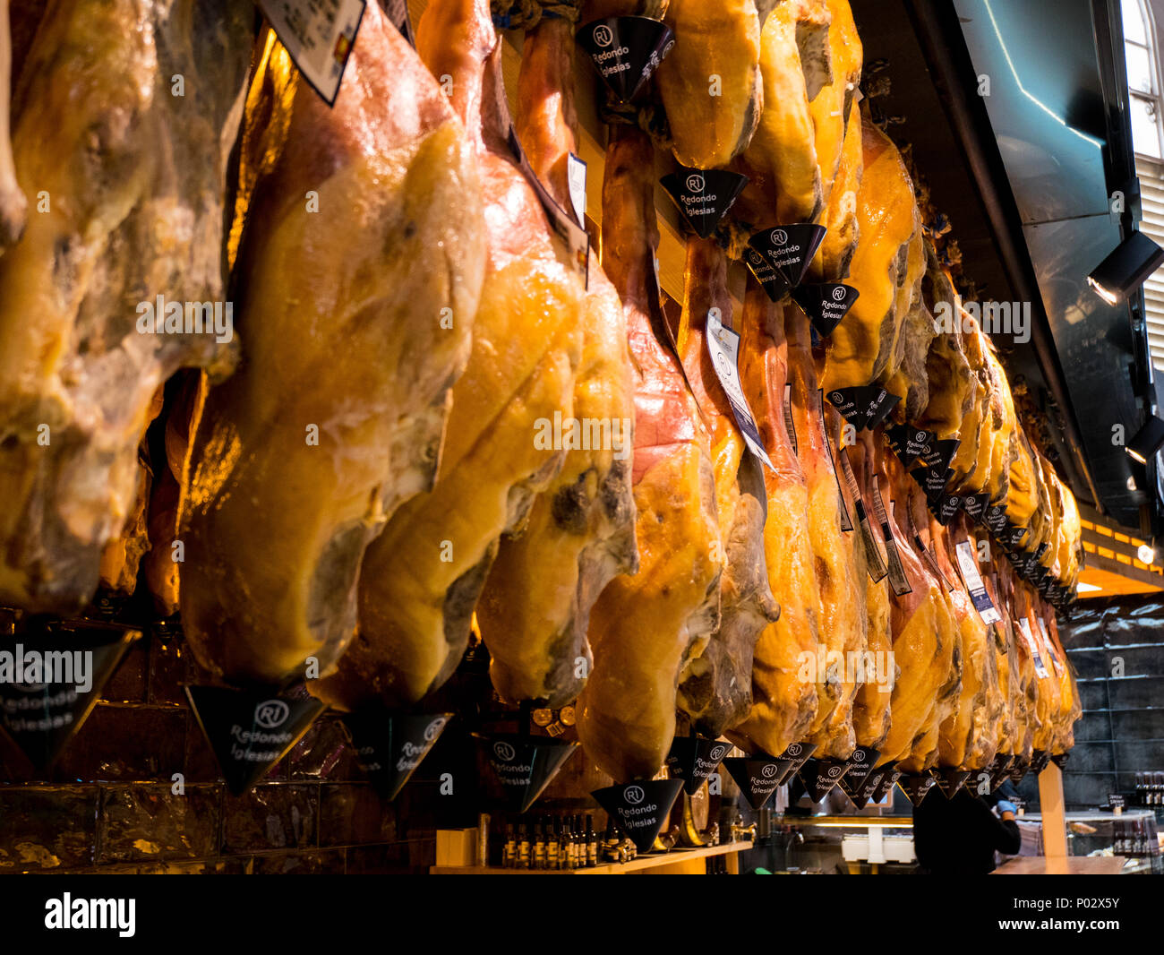 Jambons qui pendent du marché central de Valence, Espagne Banque D'Images