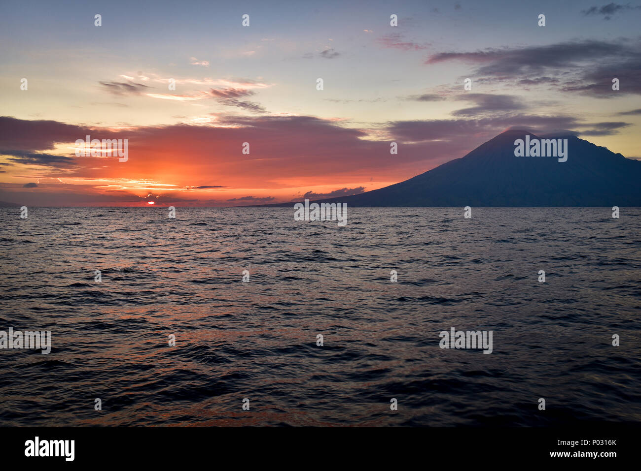 Lever de soleil sur la mer/ avec ciel coloré Banque D'Images
