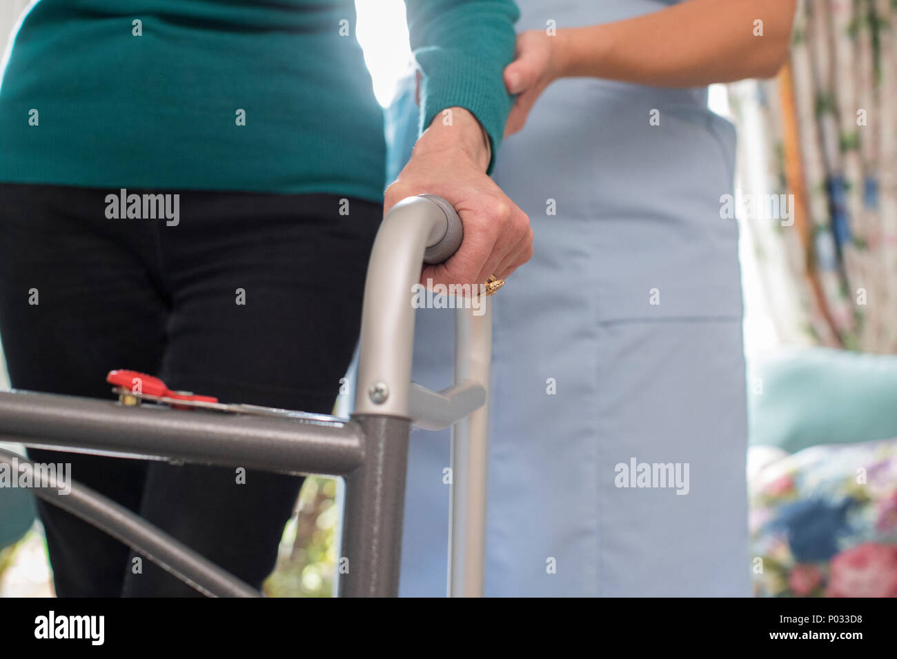 Mains de femme senior sur Déambulateur avec Santé en arrière-plan Banque D'Images