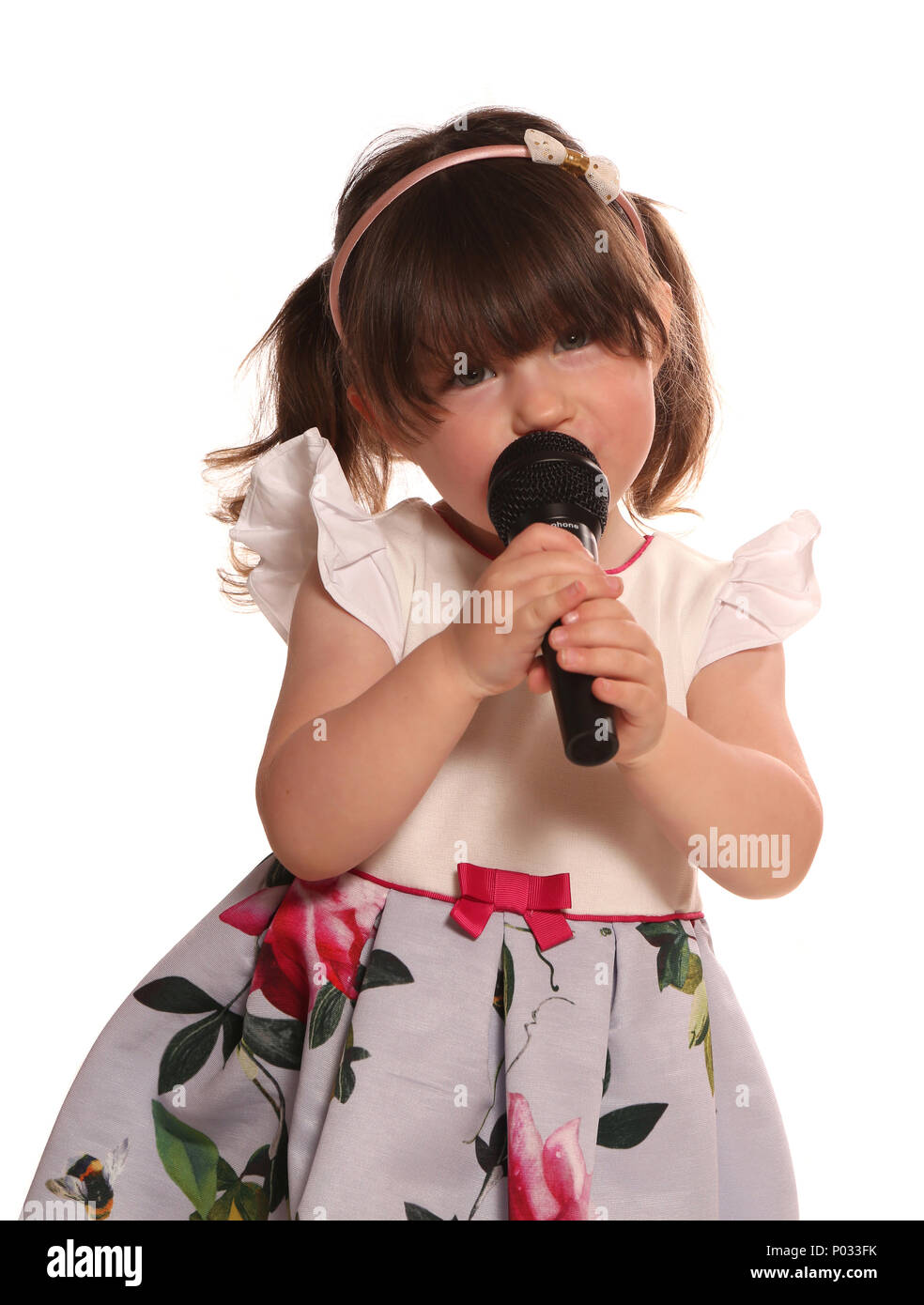 Bébé fille chanter dans un microphone Banque D'Images