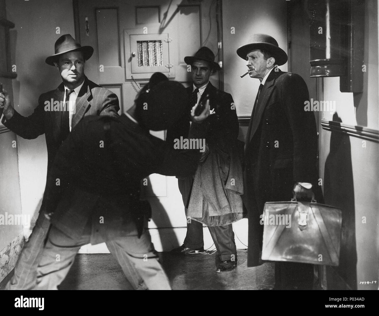 Film Original Titre : L'Asphalt Jungle. Titre en anglais : L'Asphalt Jungle. Film Réalisateur : John Huston. Année : 1950. Stars : ANTHONY CARUSO ; Sterling Hayden ; SAM JAFFE. Credit : M.G.M / Album Banque D'Images