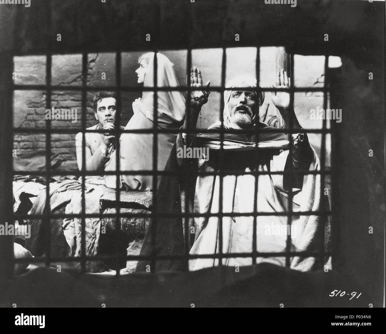 Film Original Titre : LE JARDIN D'Allah. Titre en anglais : LE JARDIN D'Allah. Directeur : RICHARD BOLESLAVSKI Film. Année : 1936. Stars : ALICE TERRY, Ivan Petrovitch. Credit : United Artists / Album Banque D'Images
