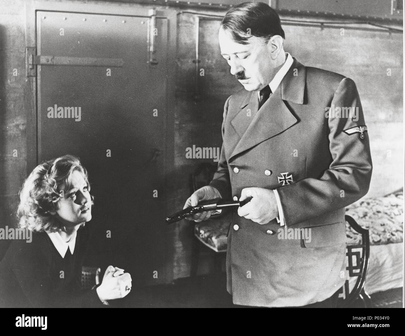 Titre original : Hitler : les dix derniers jours. Titre en anglais : Hitler : les dix derniers jours. Directeur de film : Ennio De Concini. Année : 1973. Stars : Adolf Hitler, Alec Guinness. Credit : PARAMOUNT PICTURES / Album Banque D'Images