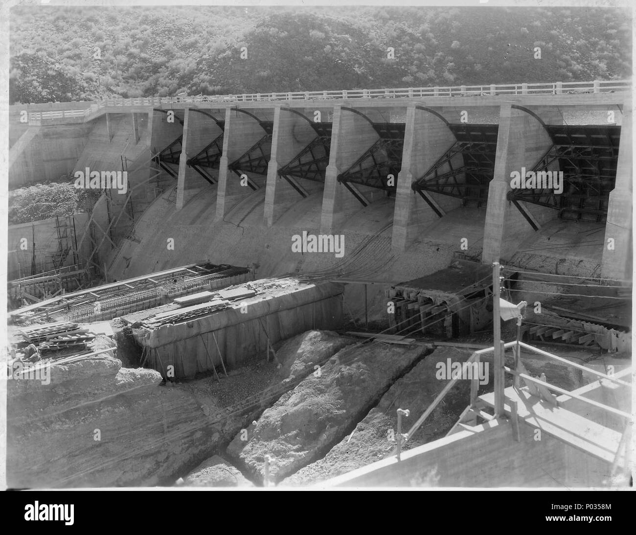 Stewart Mountain Dam. Vue en regardant l'extrémité supérieure du mur de droite. Note des tranchées pour piles 5 et 6 en premier plan... - Banque D'Images