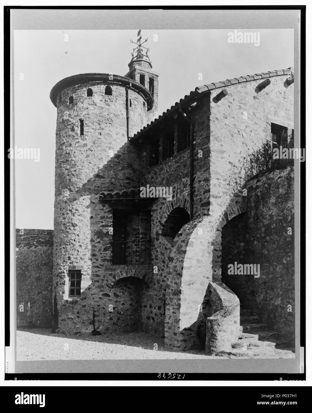 Surprise Valley Farm, Arthur James Curtiss propriété, Beacon Hill Road, Newport, Rhode Island. Détail de la maçonnerie avec tourelle en arrière-plan Banque D'Images