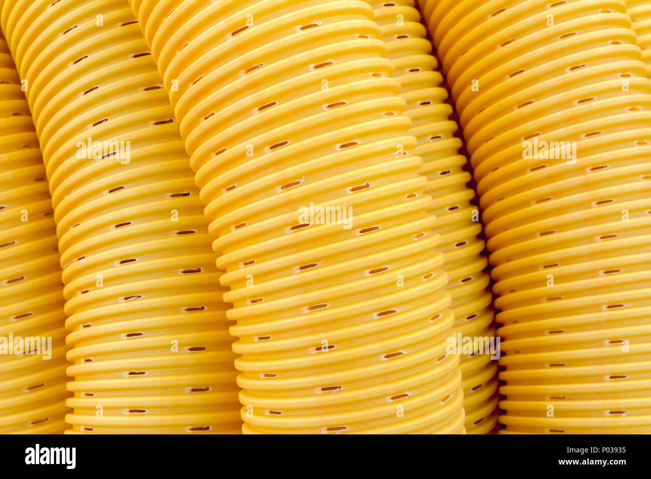 Détail d'un plein cadre jaune laminés tuyau de drainage Banque D'Images