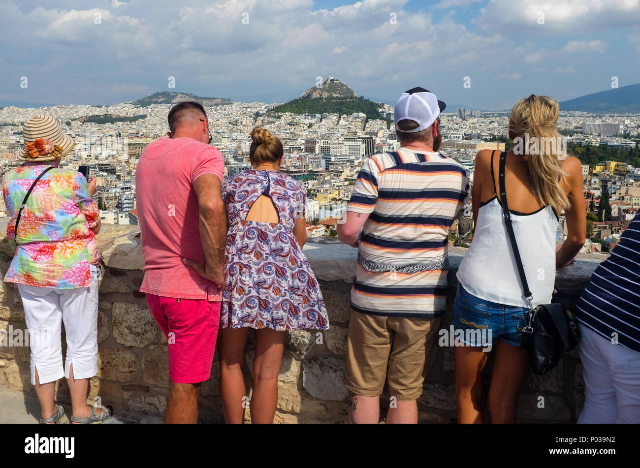 Les touristes colorés en profitant de la vue sur le mont Lycabette ( Λυκαβηττός ) du Parthénon, Athènes, Grèce. Banque D'Images