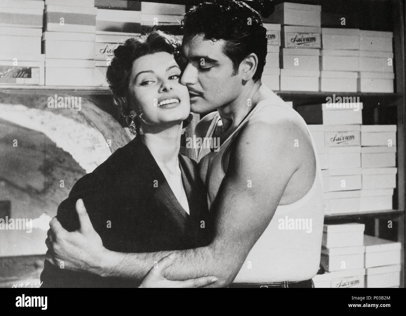 Titre original : L'ORO di Napoli. Titre en anglais : L'OR DE NAPLES, LA. Directeur de film : Vittorio de Sica. Année : 1954. Stars : SOPHIA LOREN. Credit : PARAMOUNT PICTURES / Album Banque D'Images