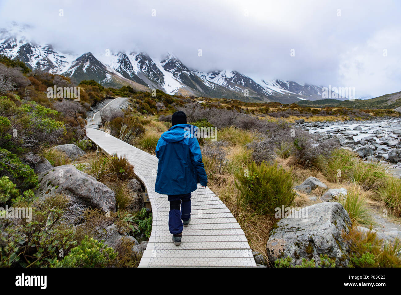 Hooker Valley track en hiver avec de la neige des montagnes, Nouvelle-Zélande Banque D'Images