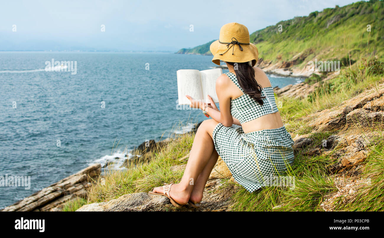 Femme lisant un livre avec la parfaite vue horizon Banque D'Images