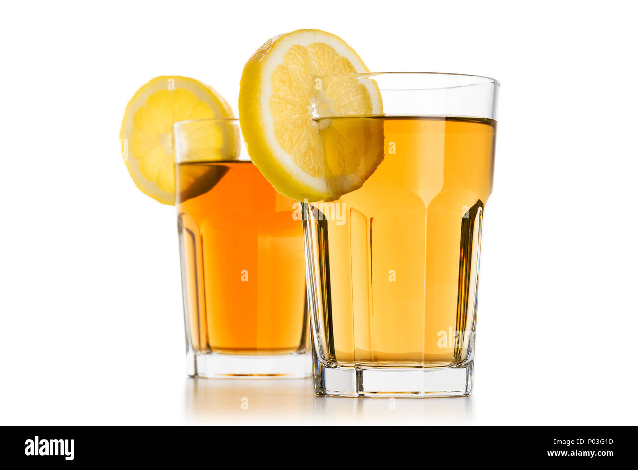 Deux verres de thé glace avec les tranches de citron sur fond blanc Banque D'Images