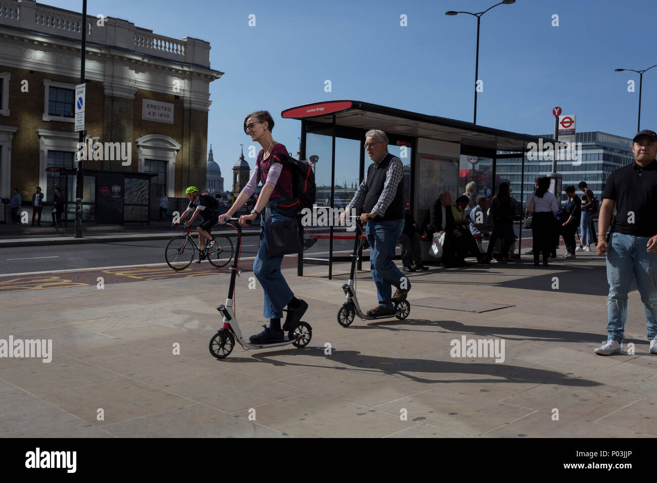 Les frontaliers et les autres piétons marcher sur le pont de Londres, la plus ancienne de la capitale's Crossing sur la Tamise entre le quartier financier de la capitale, la ville de Londres, et de Southwark sur la rive sud, le 6 juin 2018, à Londres, au Royaume-Uni. Banque D'Images