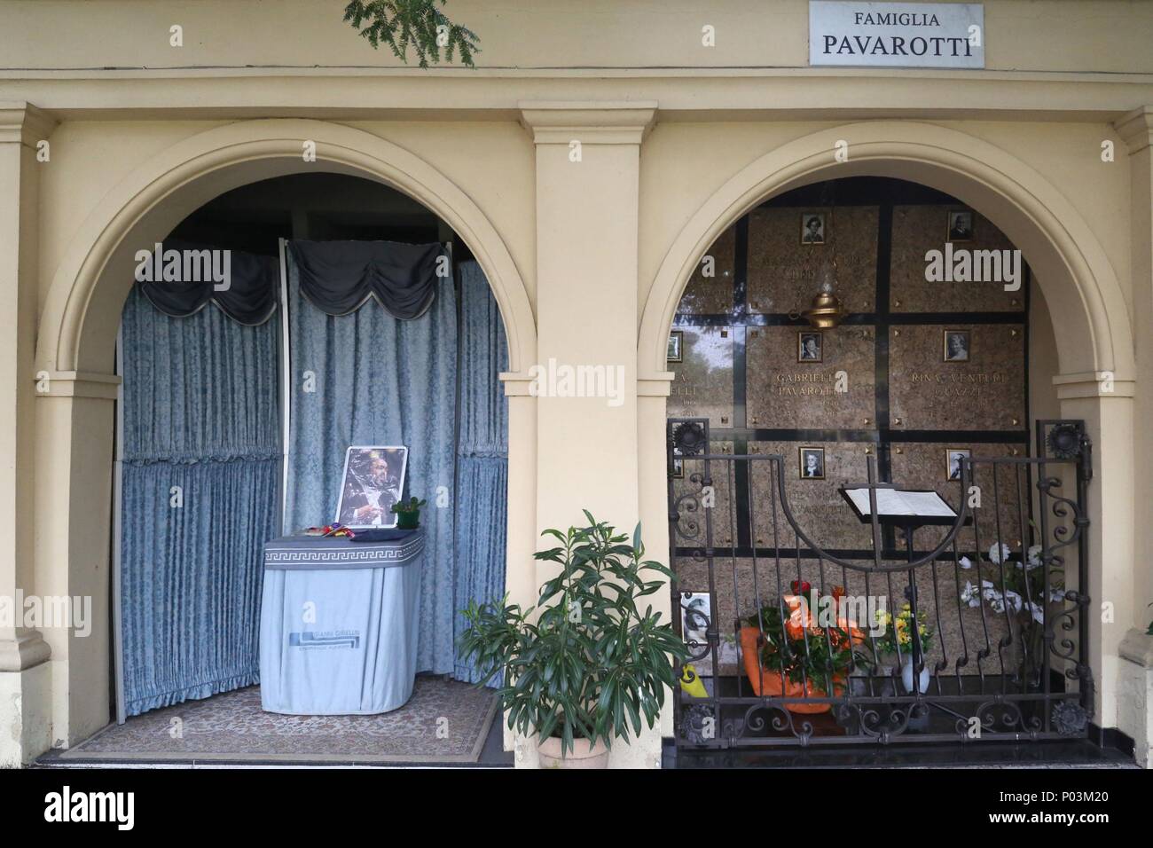La tombe de Luciano Pavarotti dans le cimetière de Montaltime à Modène avec Atmosphère Où