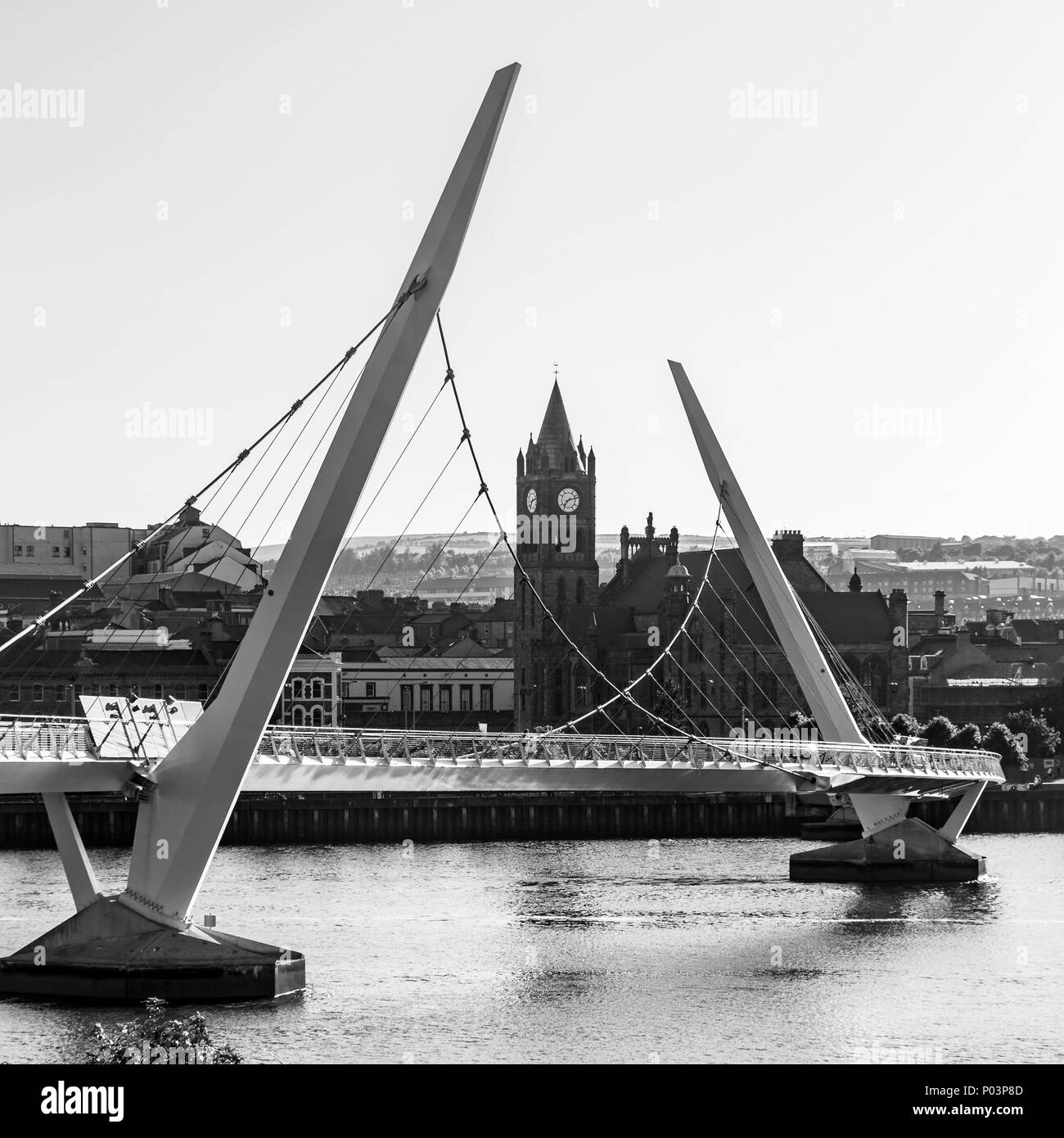 Un petit carré noir et blanc de le pont de la paix à Londonderry Derry. Banque D'Images