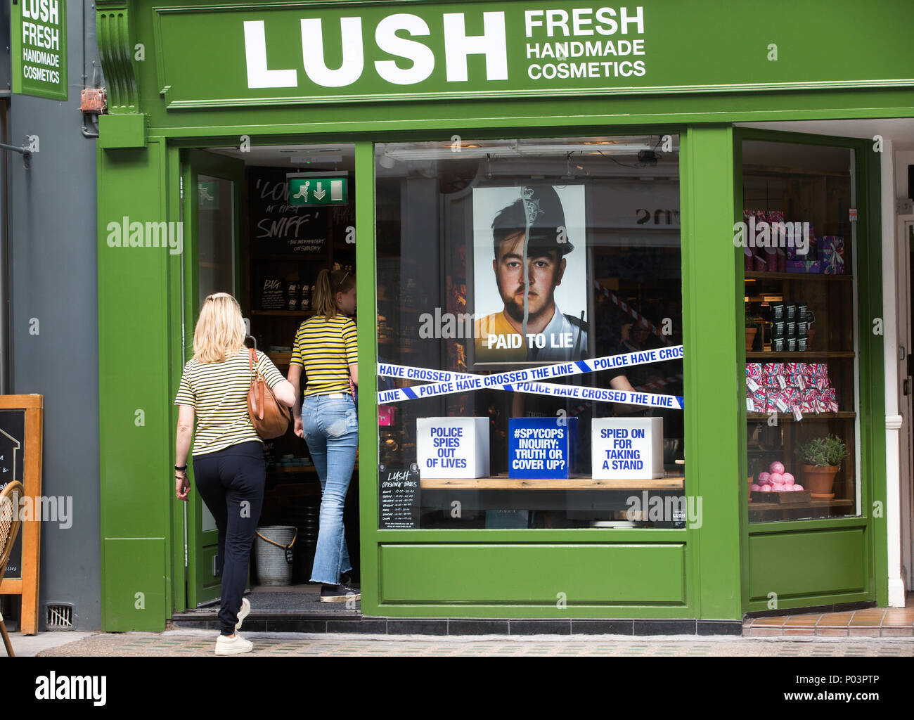 Magasin de cosmétiques, Lush,avec son Spycops s'affichent dans la fenêtre à Bond Street. Il s'est concentré sur l'agent secret travaillant pour obtenir des informations d'activistes. Banque D'Images