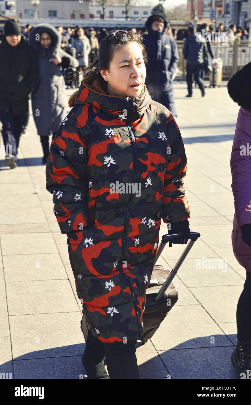 Femme chinoise marche vite à la gare de Pékin Banque D'Images