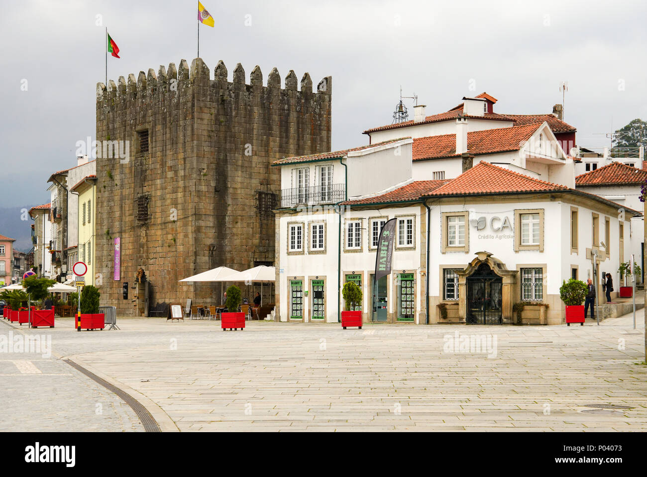 Vue de la tour en Ponte de Lima par rivière, le Portugal. Banque D'Images