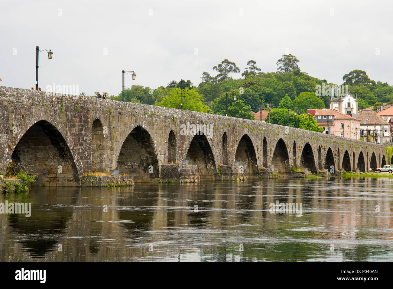 Pont gothique sur la rivière Lima, la province du Minho, Portugal Banque D'Images