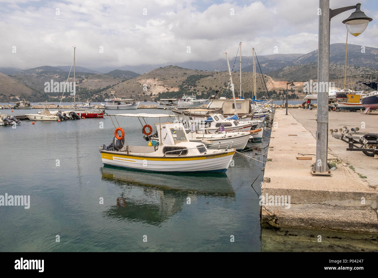 Casiers de barques du port dans Argosteli, Grèce Banque D'Images
