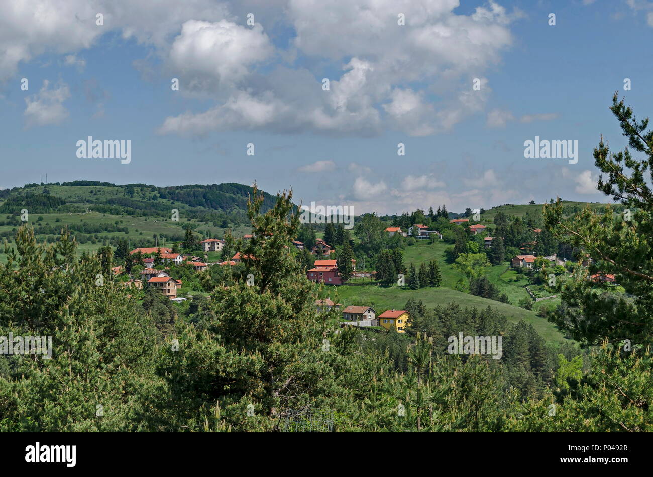 Scène de montagne printemps avec glade, forêt et le quartier résidentiel de Plana, village bulgare, la Bulgarie montagne Plana Banque D'Images